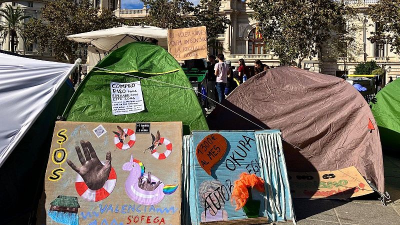 Decenas de personas siguen acampadas frente al Ayuntamiento de Valencia en protesta por la vivienda