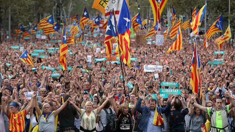 Miles de personas, con Puigdemont y su Govern al frente, protestan en Barcelona contra el 155