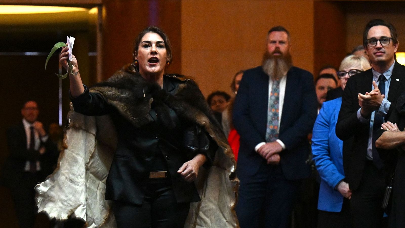 Una senadora aborigen empaña la visita de Carlos III a Australia - Telediario 1 | Ver