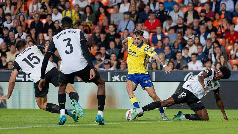 Valencia CF 2-3 UD Las Palmas: el primer triunfo 'po po' en ocho meses deja al Valencia colista