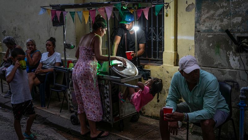 Solo un tercio de Cuba tiene energía eléctrica cuatro días después del apagón total