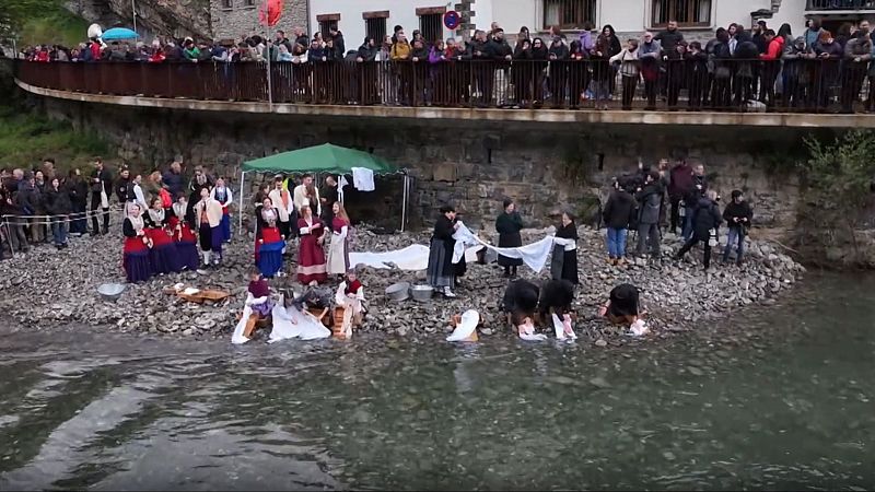 Burgui, un pequeño pueblo del Pirineo navarro que baja balsas de troncos por el río