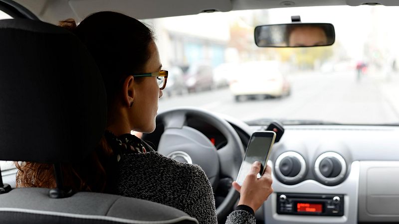 Aumentan un 10% los conductores denunciados por usar el móvil al volante