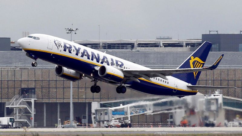 Ryanair retrasa hasta enero la obligación de pagar embarque prioritario para subir una maleta de cabina al avión
