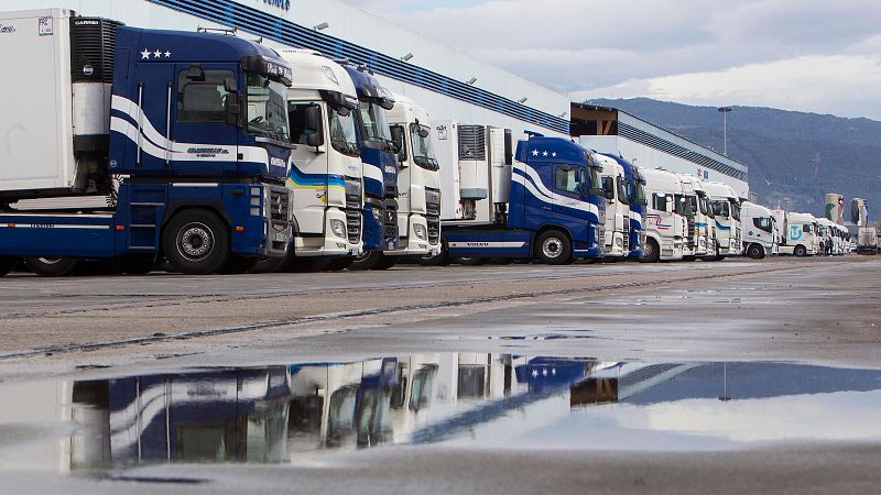 Patronal y sindicatos alcanzan un acuerdo para desconvocar la huelga en el transporte de mercancías por carretera