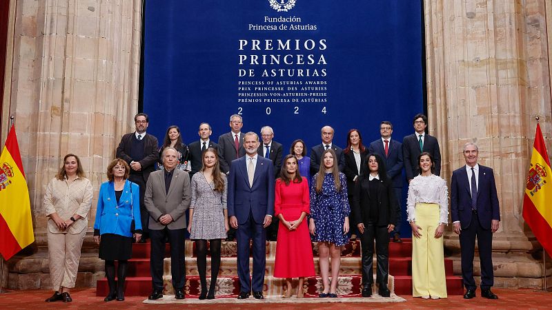 La princesa Leonor entrega las insignias a los galardonados en los Premios Princesa de Asturias 2024