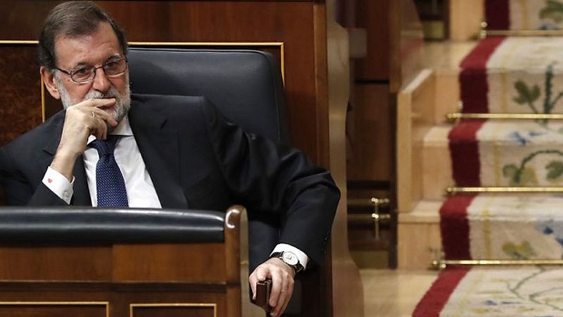 Rajoy insiste en que la "única respuesta" ante Puigdemont es el 155 y el PSOE lo descarta si convoca elecciones
