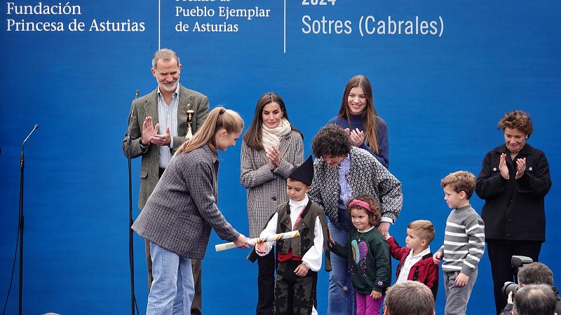 Felipe VI elogia el "espritu de comunidad" de Sotres, Pueblo Ejemplar de Asturias 2024