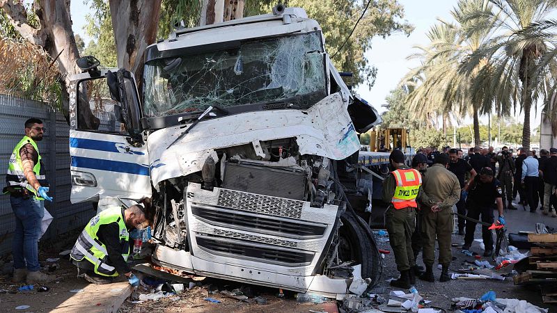 Un terrorista mata a una persona y hiere a otras 30 al embestir un camión en una parada de autobús en el norte de Tel Aviv