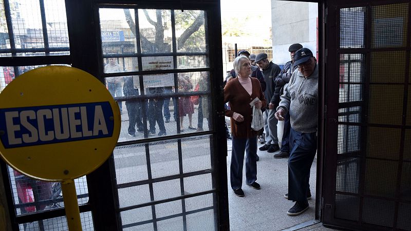 Uruguay vota entre la continuidad del Gobierno de centroderecha o la vuelta al poder de la izquierda