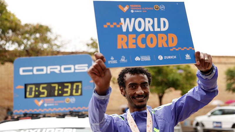 El etope Yomif Kejelcha rompe el rcord  del mundo de medio maratn en Valencia