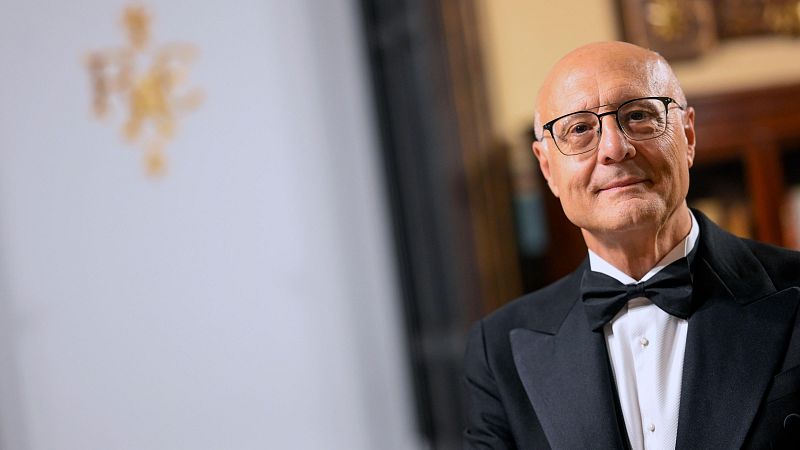 El filólogo Cátedra elogia la bibliofilia en tiempos de "crisis de las humanidades" en su discurso de ingreso en la RAE