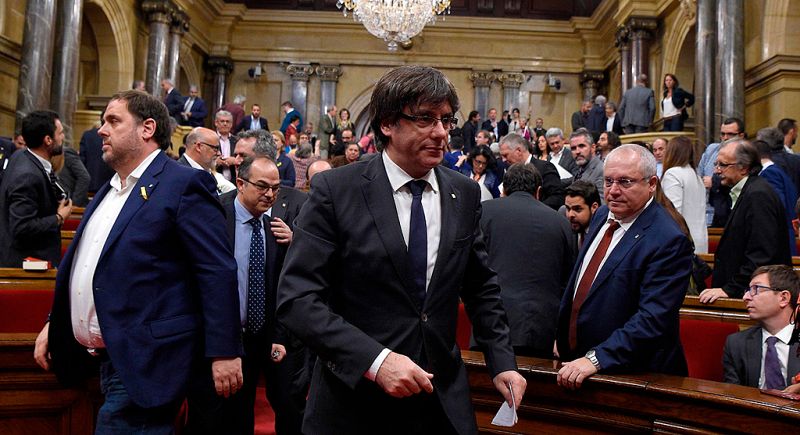 Puigdemont descarta elecciones al no tener "garantías" y traslada al Parlament la decisión sobre el artículo 155