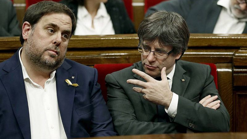 Puigdemont deja la independencia en manos del Parlament, que podría proclamarla este viernes