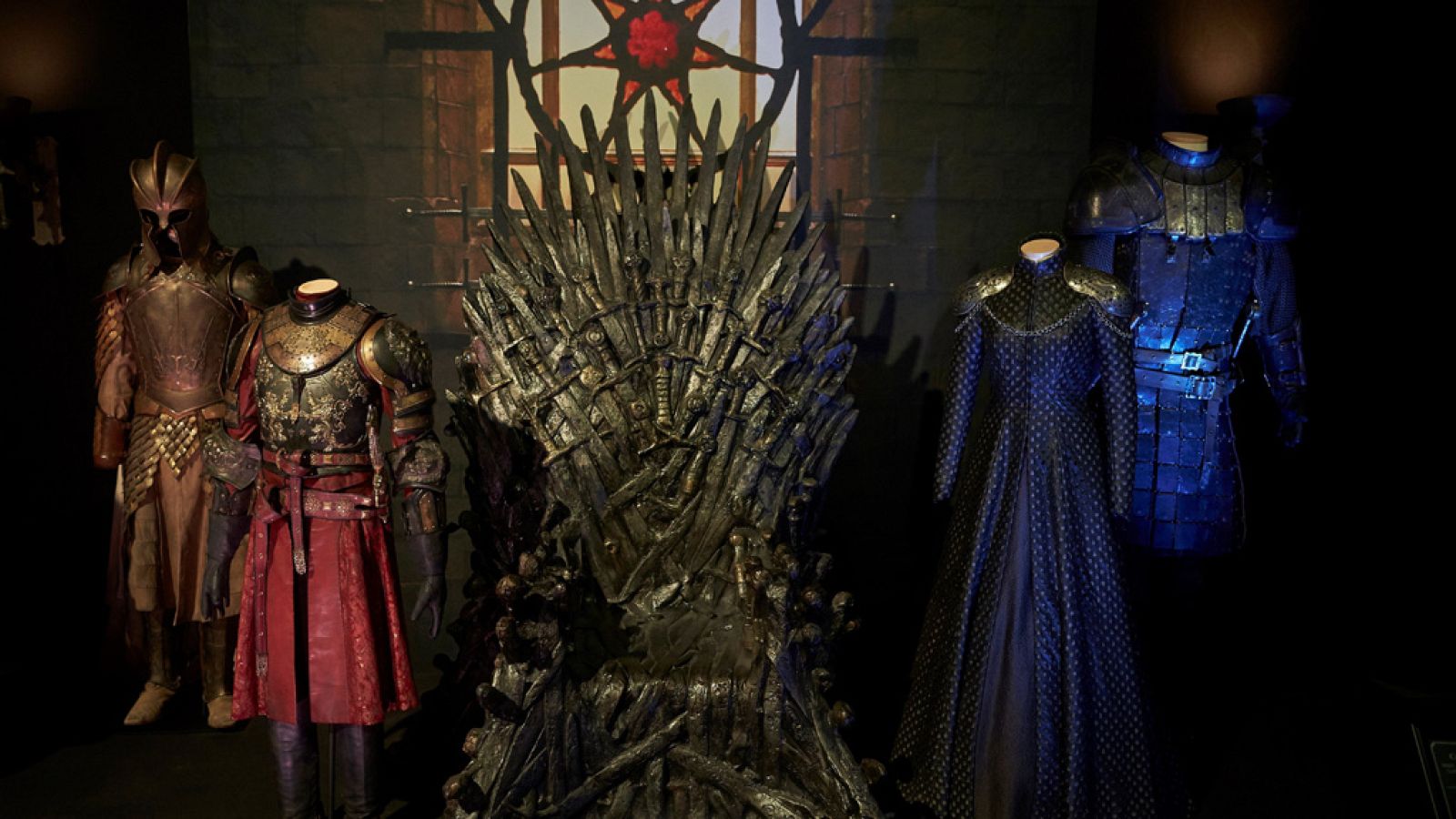 Una gran exposición traslada el universo de 'Juego de Tronos' a Barcelona - Telediario 1 | Ver