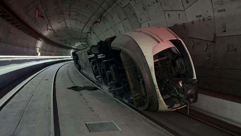 Renfe y Adif retirarán el tren descarrilado por piezas y por la noche para no afectar a la circulación