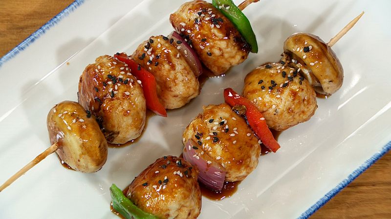 Brochetas de albóndigas y pimientos