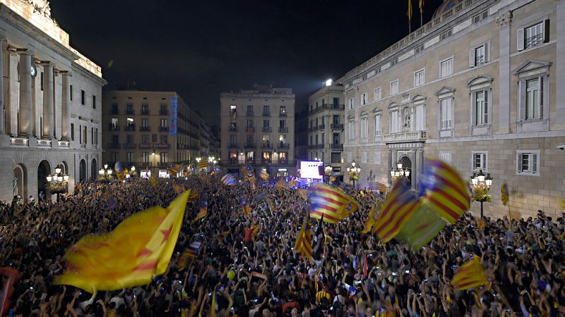 Explosión de júbilo de miles de independentistas tras la declaración del Parlament