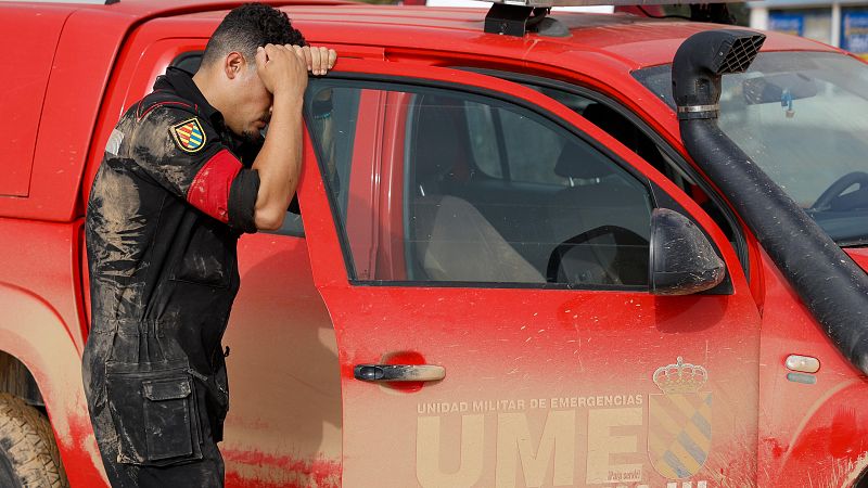 Militares de la UME intentan llegar a zonas de difícil acceso donde hay decenas personas atrapadas tras la DANA