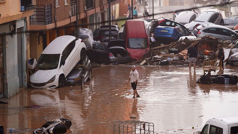 Afectados por la DANA en Valencia: "Los coches iban flotando"