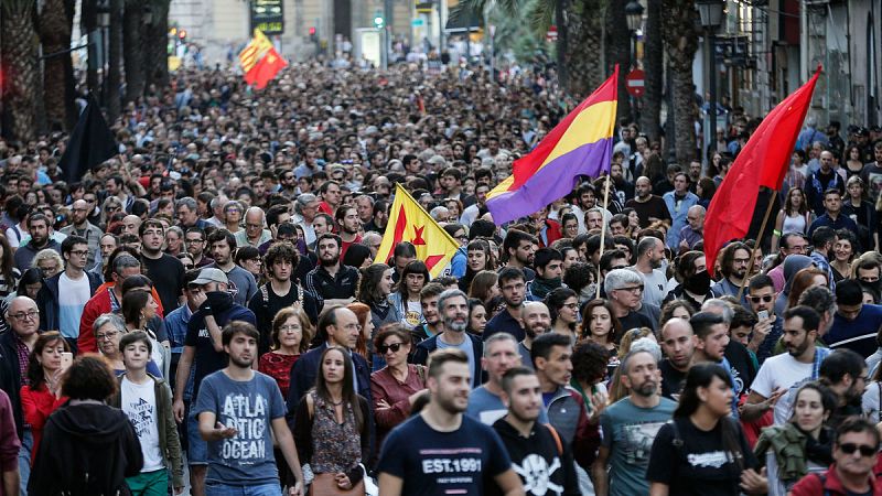 Miles de personas protestan en Valencia por las agresiones del 9 de Octubre