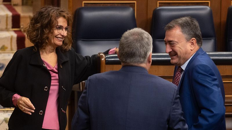 El Gobierno hará decaer el impuesto a las energéticas y pacta con el PNV para que Euskadi gestione el de la banca