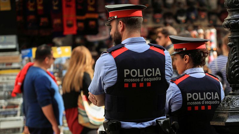 Los Mossos reciben la orden de retirar de sus comisarías las fotografías de Puigdemont