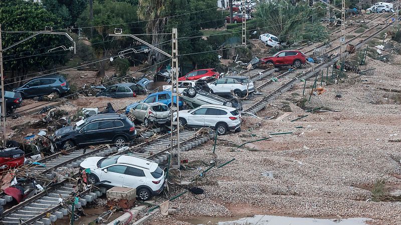 Tráfico recomienda no circular por ninguna carretera en Valencia mientras el AVE tardará semanas en recuperarse