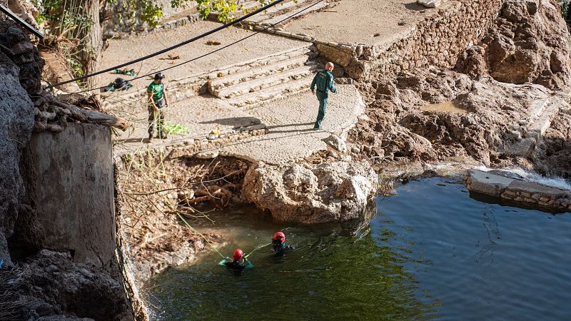 Reanudan la búsqueda de los desaparecidos en Letur, Albacete, siguiendo el cauce del arroyo