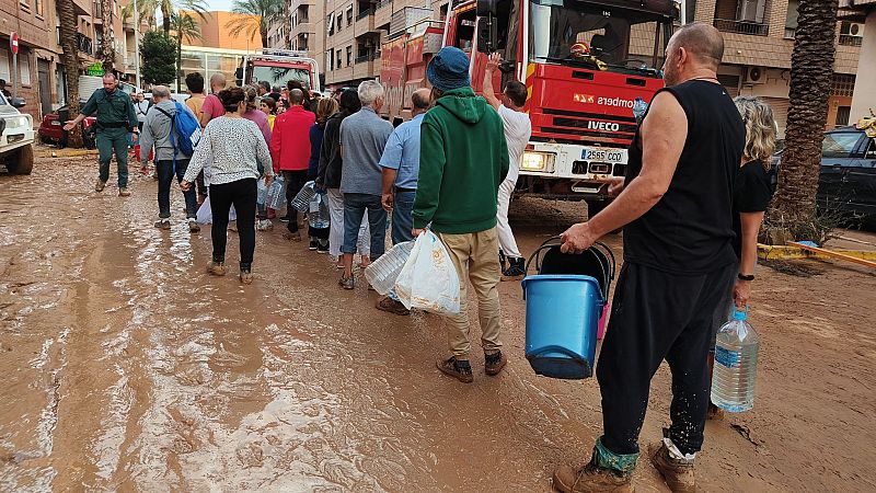 Decenas de miles de personas sin agua y luz tras la DANA: "Buscamos a vecinos para que nos den agua potable"