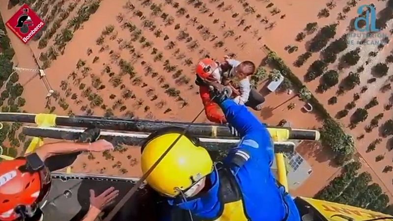 Un bebé rescatado en helicóptero, desaparecidos que vuelven a casa... buenas noticias en el horror de la DANA