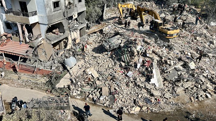 Rescatistas buscan entre los escombros de un edificio destruido por un ataque areo israel en el sur del Lbano