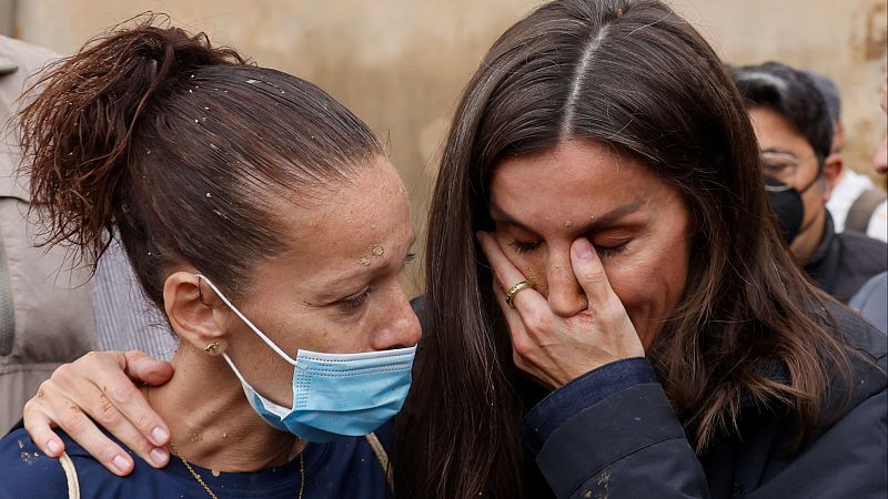 La reina Letizia escucha emocionada a los vecinos afectados por la DANA en Paiporta: "Nadie sabía que esto iba a pasar"