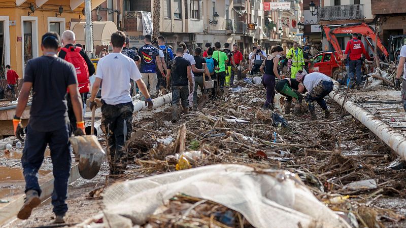 Los vecinos de Paiporta piden que no les abandonen: "Cada vez se acumula más basura en las calles"