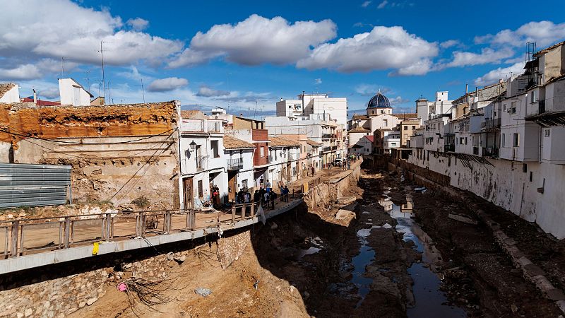 Un edificio histórico de Chiva se derrumba tras la devastación provocada por la DANA