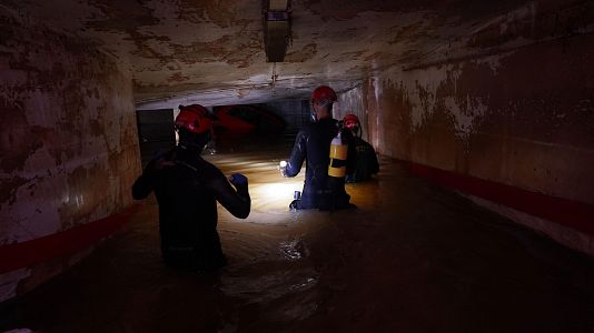 Agentes de la Guardia Civil buscan a vctimas de la DANA en un garaje de Paiporta