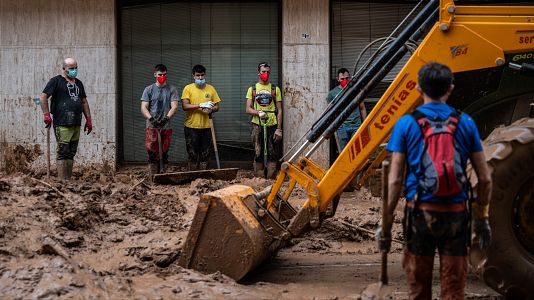 Voluntarios limpian las zonas afectadas por la DANA, en Paiporta, Valencia