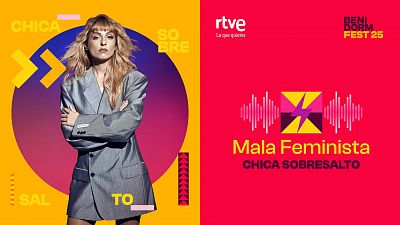 Chica Sobresalto cantar "Mala Feminista" en el Benidorm Fest 2025