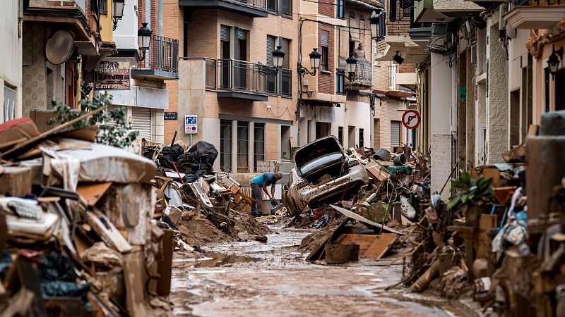 Paiporta y la "impotencia" de seguir atrapados: "Todo lo que estaba a menos de dos metros de altura está destruido"