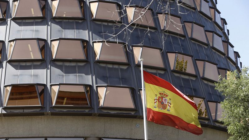El Constitucional suspende la declaración unilateral de independencia de Cataluña