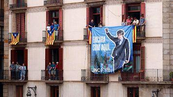 Miembros de las Juventudes Nacionalistas de Catalua (JNC) cuelgan una pancarta alusiva Carles Puigdemont