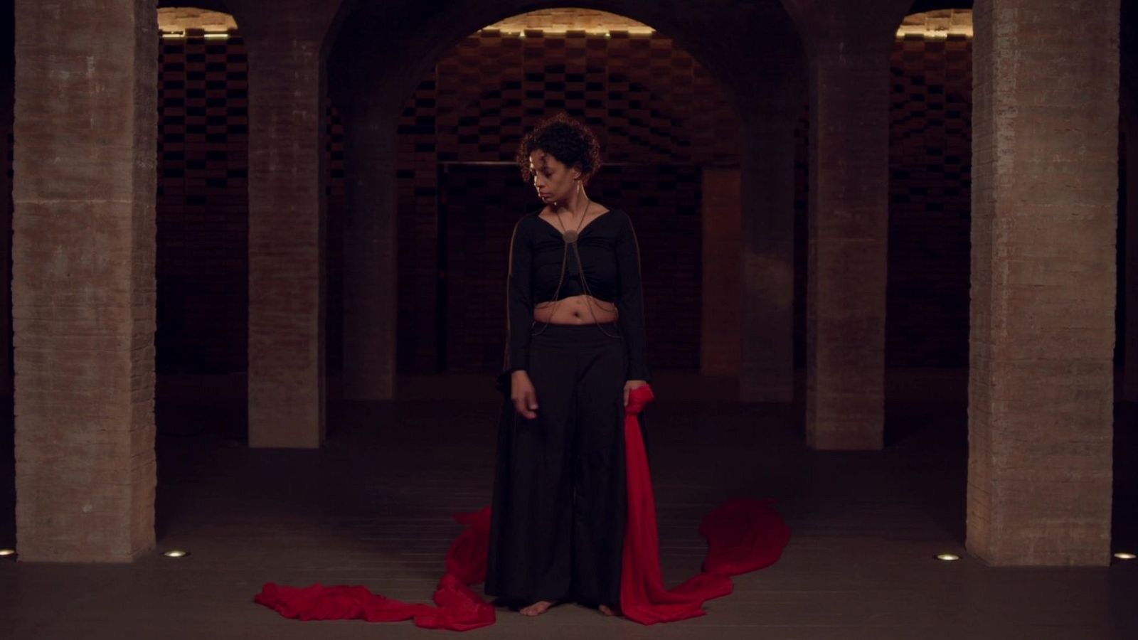 De seda y hierro - Dolor, femenino singular - ver ahora