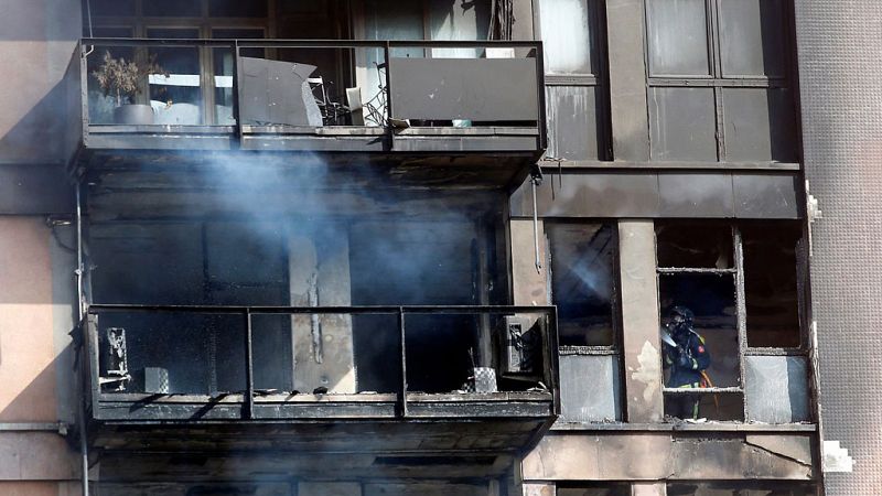 Un muerto y un herido crítico en el incendio de un bloque de viviendas en Barcelona