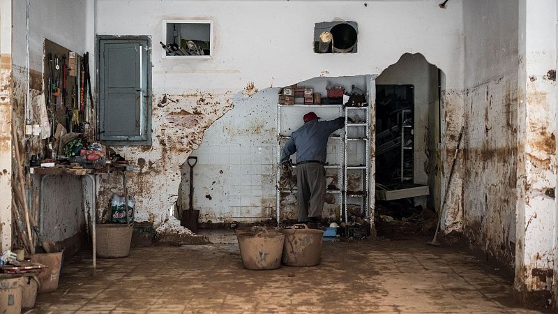 Vivir sin luz ni agua en la zona cero una semana después de la DANA: "No podemos ni cocinar ni ducharnos"