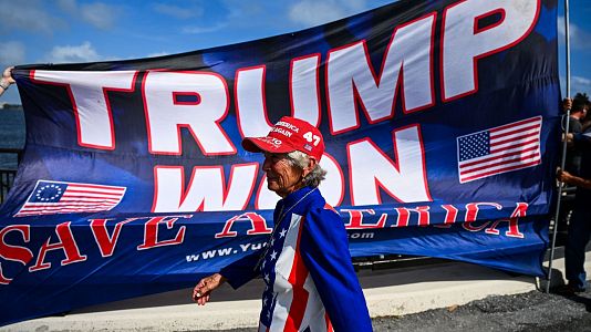 Seguidores de Donald Trump en las inmediaciones de su residencia de Mar-a-Lago, en Palm Beach, Florida