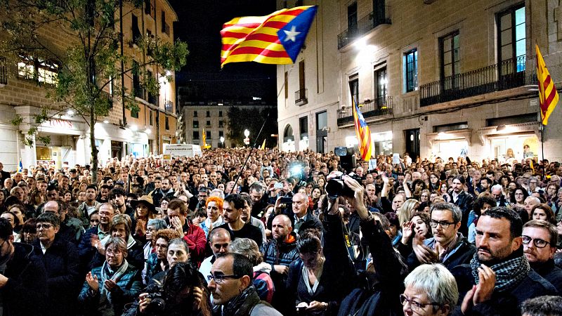 Miles de personas protestan en la calle por la encarcelación de Junqueras y otros ocho 'exconsellers'