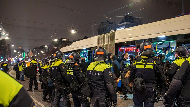 Cinco heridos y 62 detenidos en Ámsterdam por disturbios entre hinchas israelíes y manifestantes propalestinos