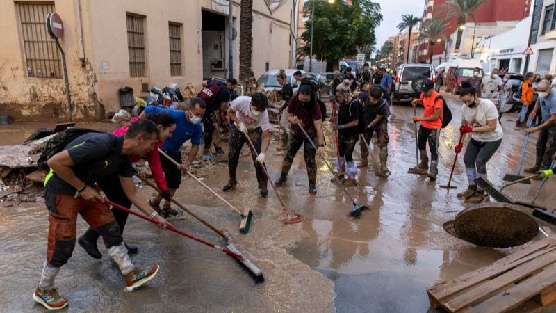 Le salvan la vida con un butrón, reparten ayuda en bici y otras noticias solidarias tras la DANA