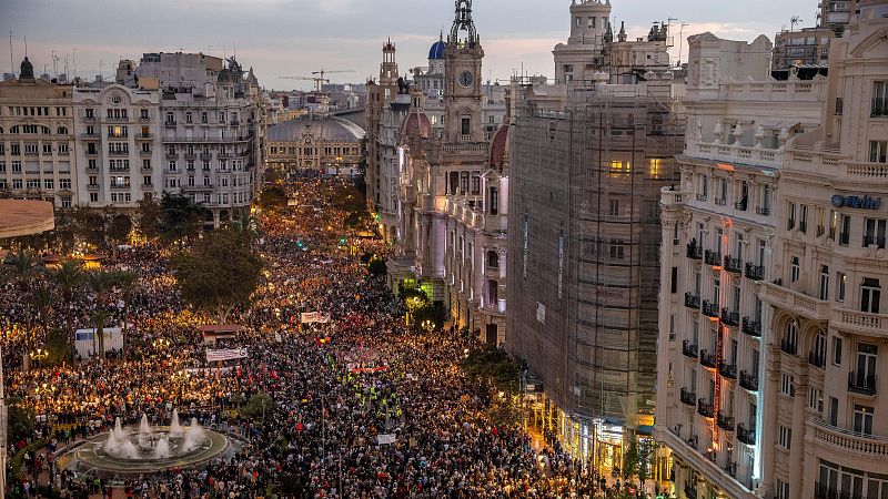 Una marcha multitudinaria pide en Valencia la dimisión de Mazón por dejar al pueblo "abandonado a su suerte"