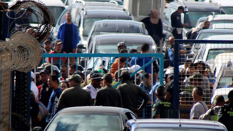 Más de 80 inmigrantes intentan entrar en Ceuta por la playa y 13 lo logran a nado